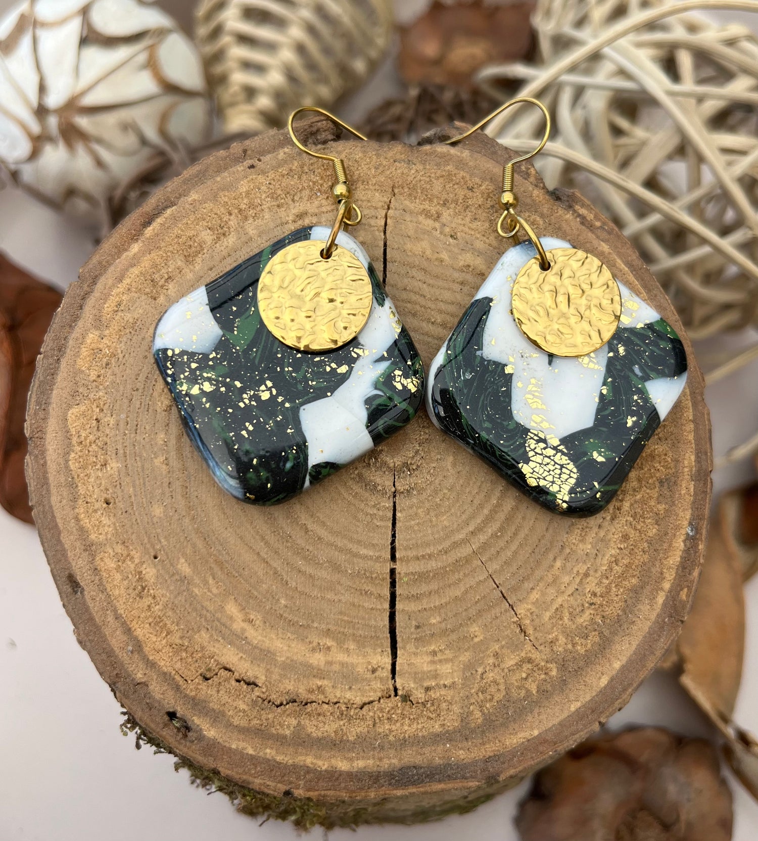 Les boucles d’oreilles pendantes en pâte polymère
