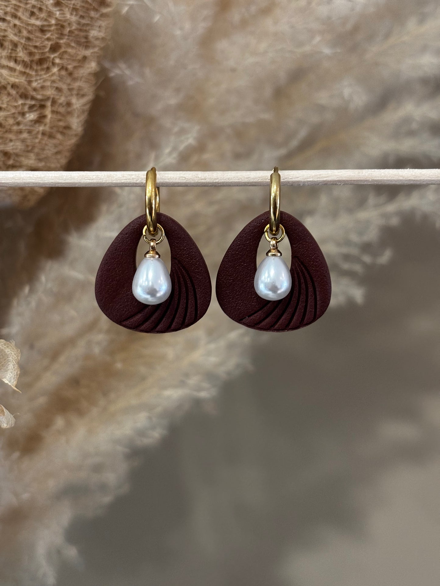 Les boucles d'oreilles Iris